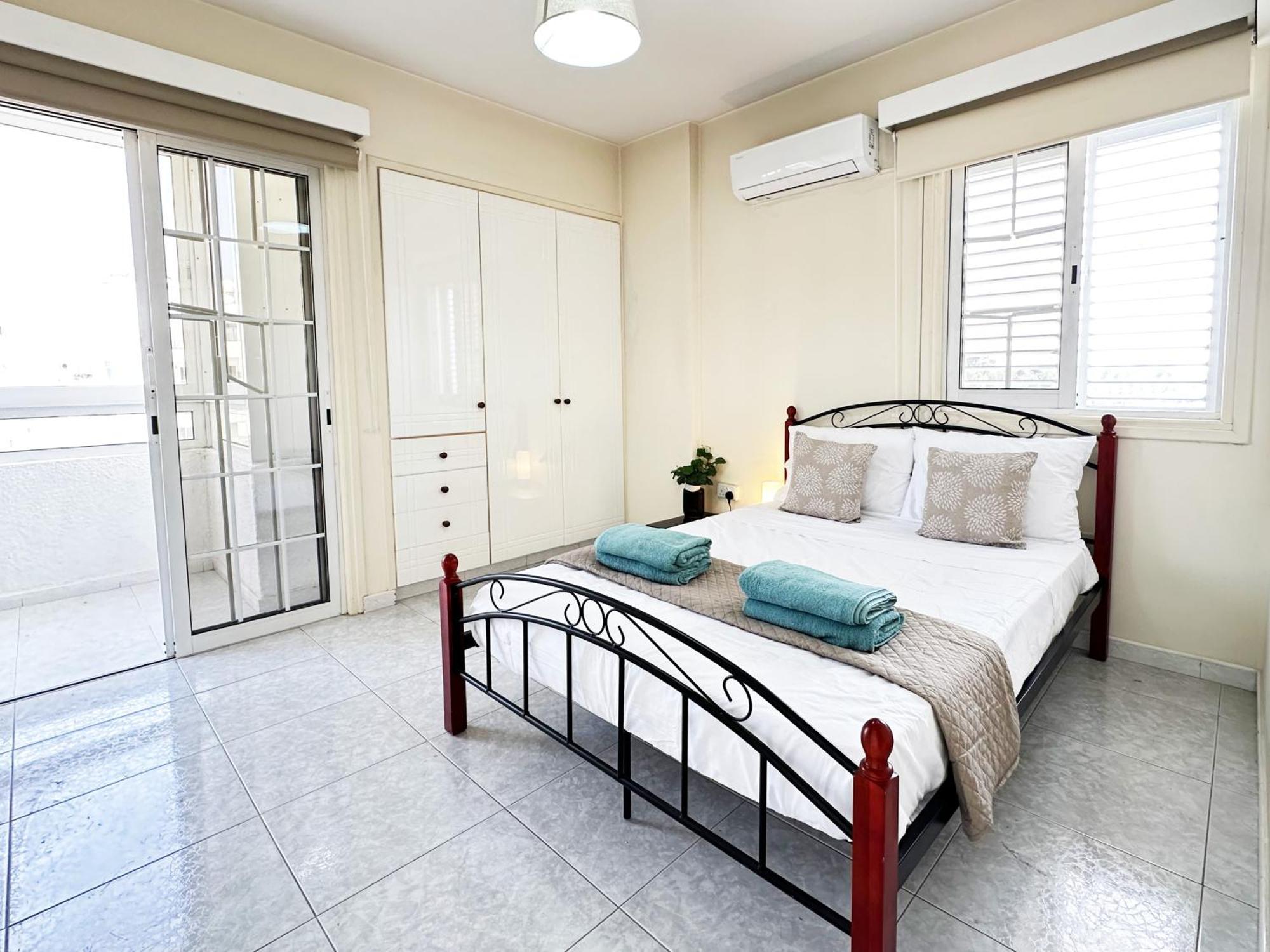 Serenity Sunrise Holiday Apt - Larnaca Esterno foto