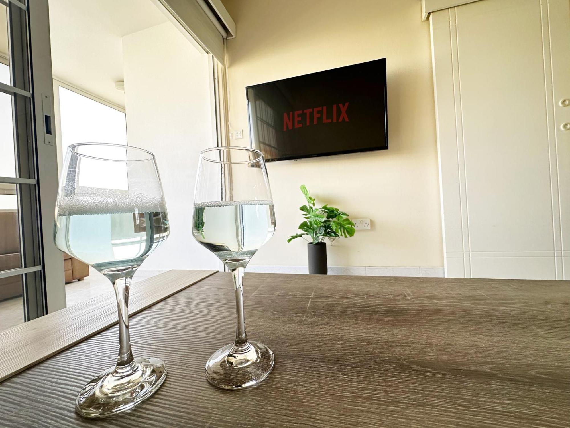 Serenity Sunrise Holiday Apt - Larnaca Esterno foto