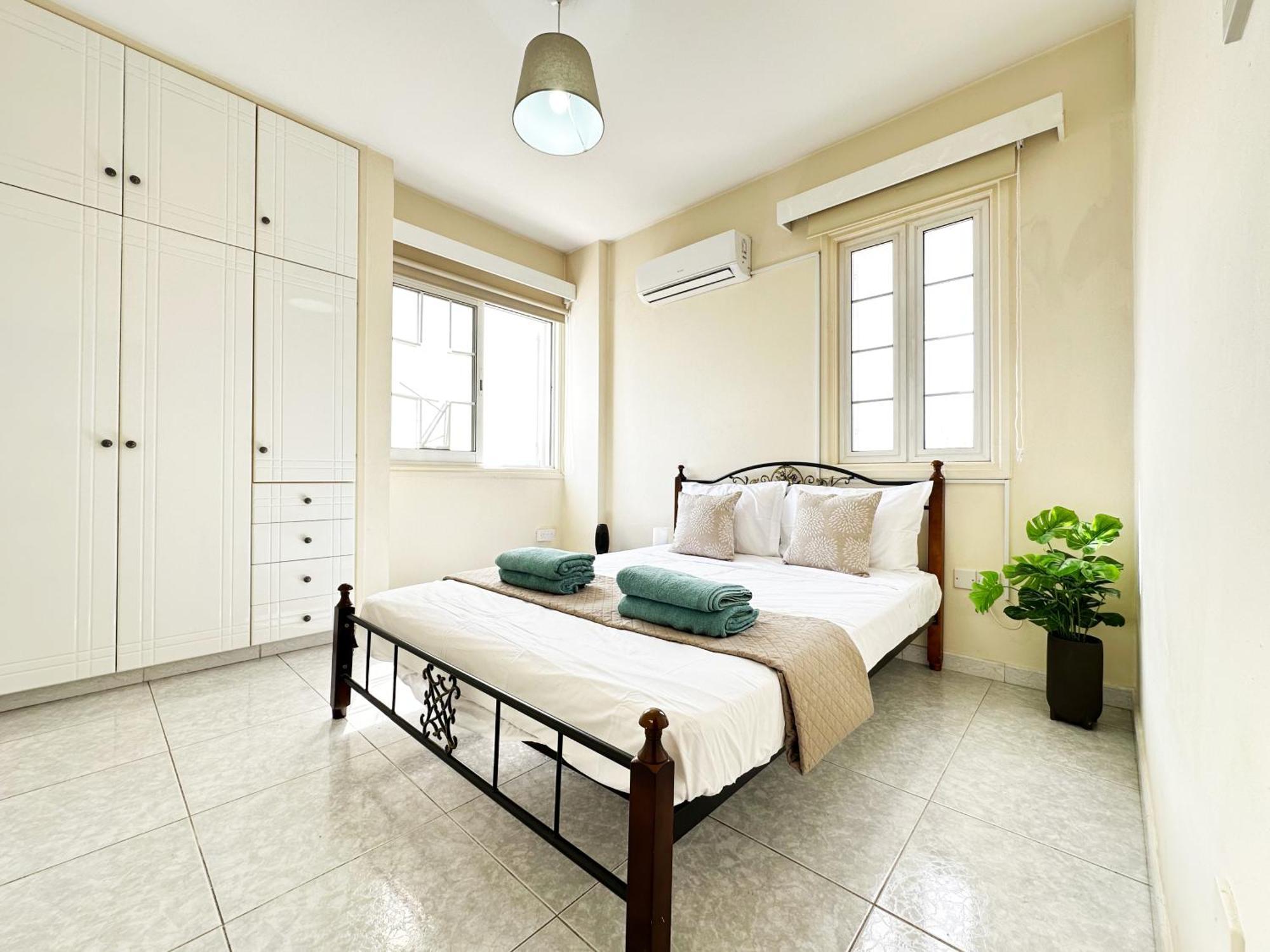 Serenity Sunrise Holiday Apt - Larnaca Esterno foto